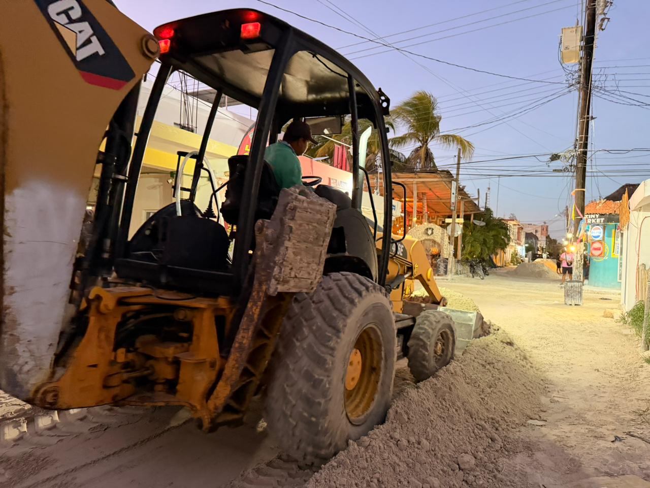Ayuntamiento de Lázaro Cárdenas mejora calles en Holbox