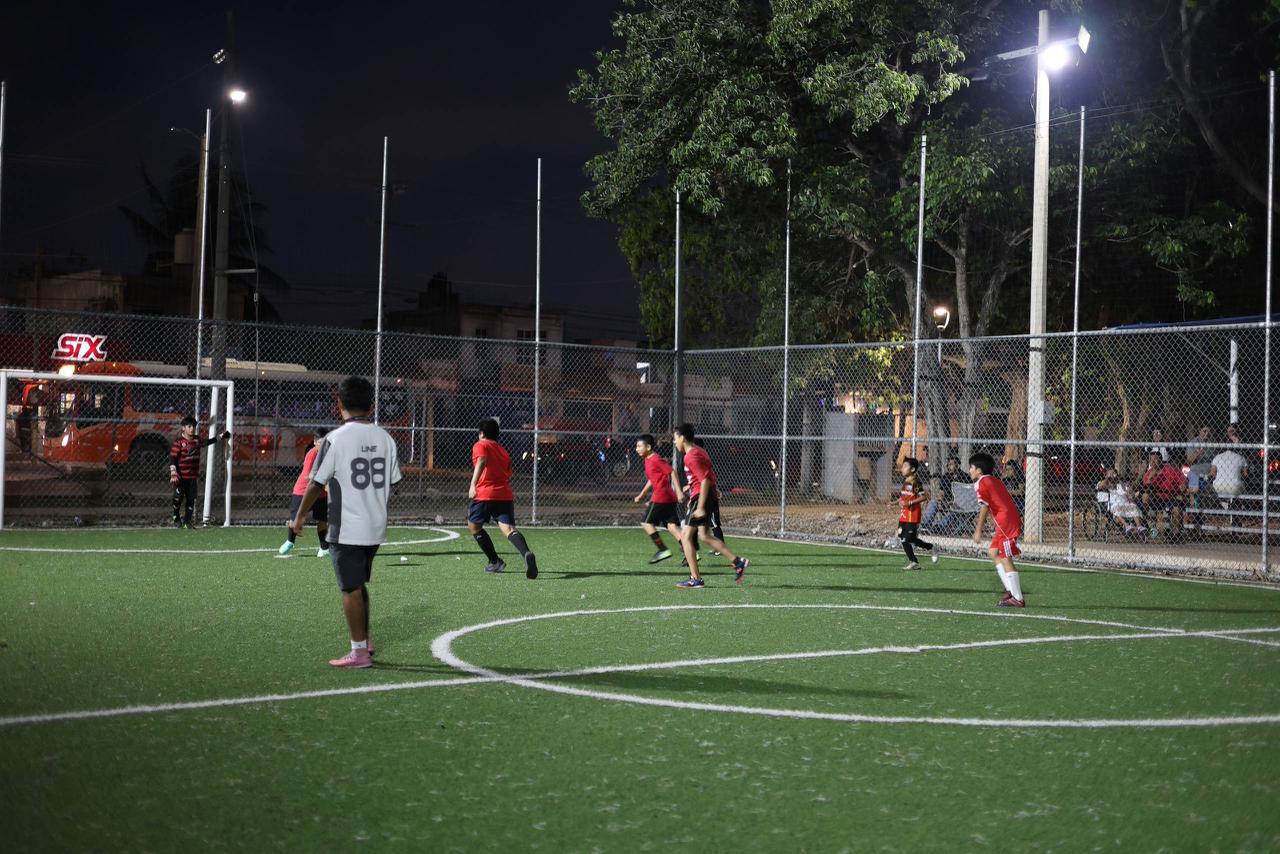 Cancún mejora iluminación en cancha de la SM 247