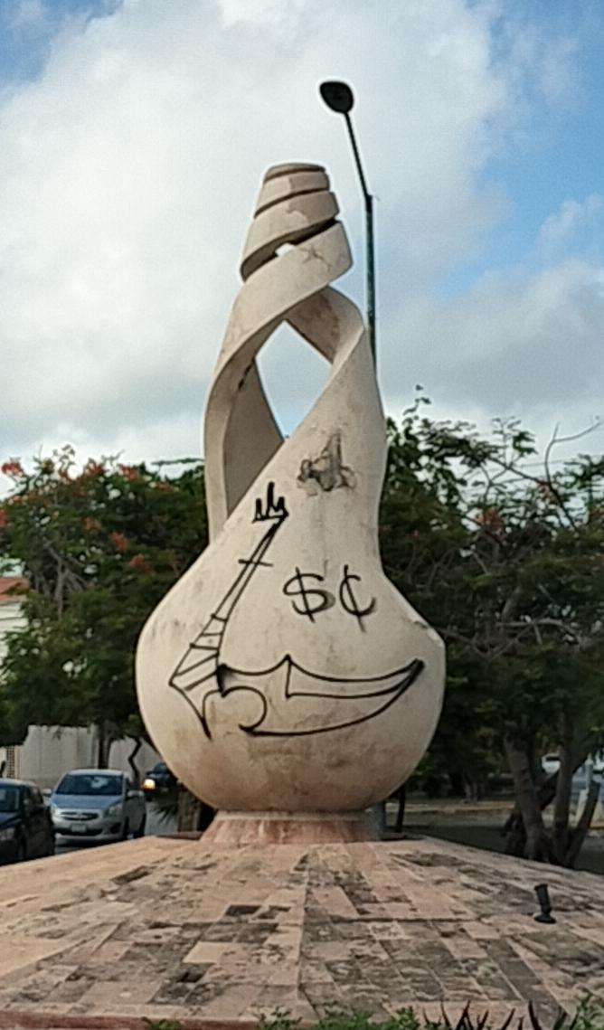 Abandono y grafitis dañan la Gota de la Esperanza