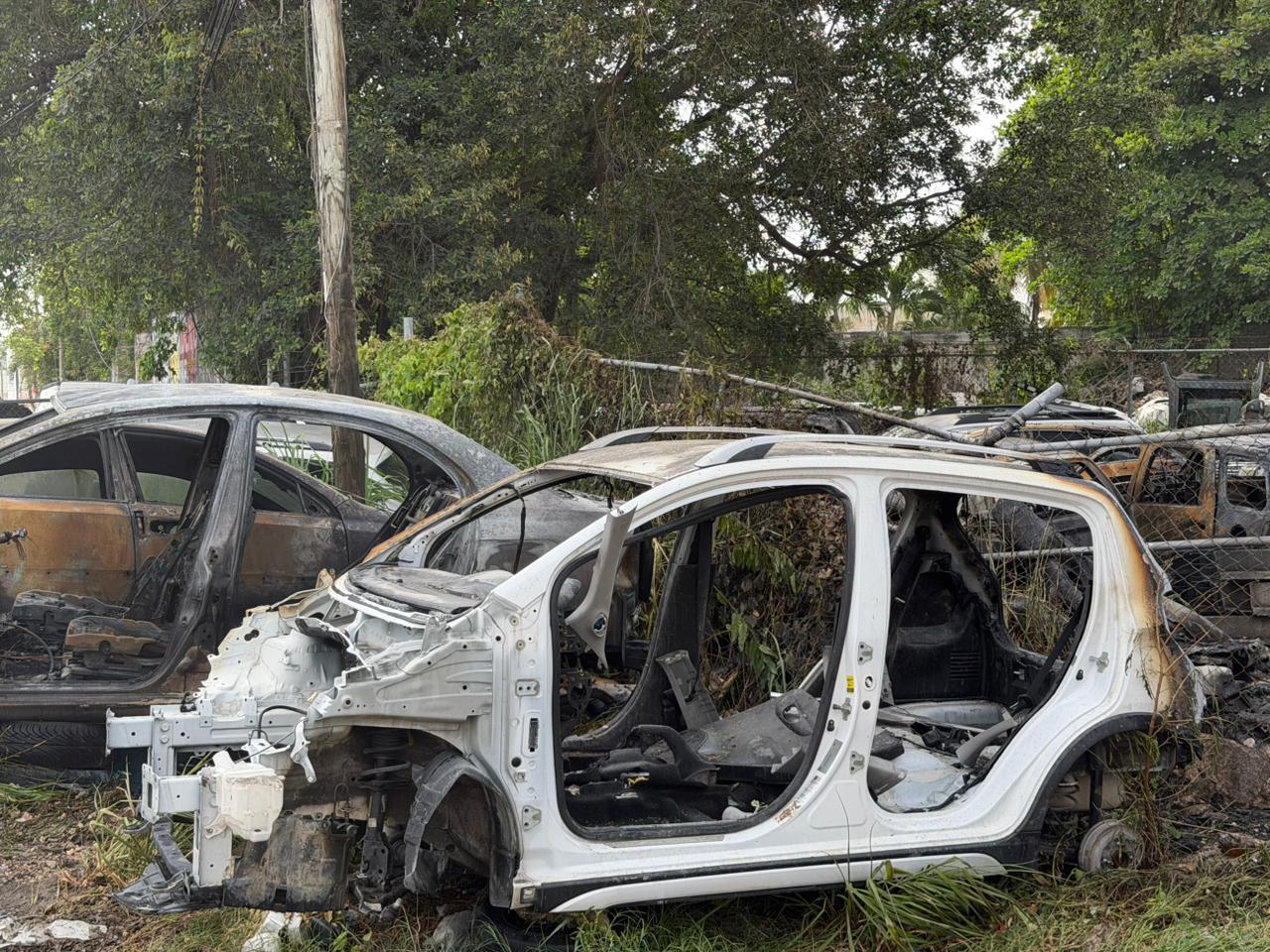 Incendio consume 15 vehículos en deshuesadero de Cancún