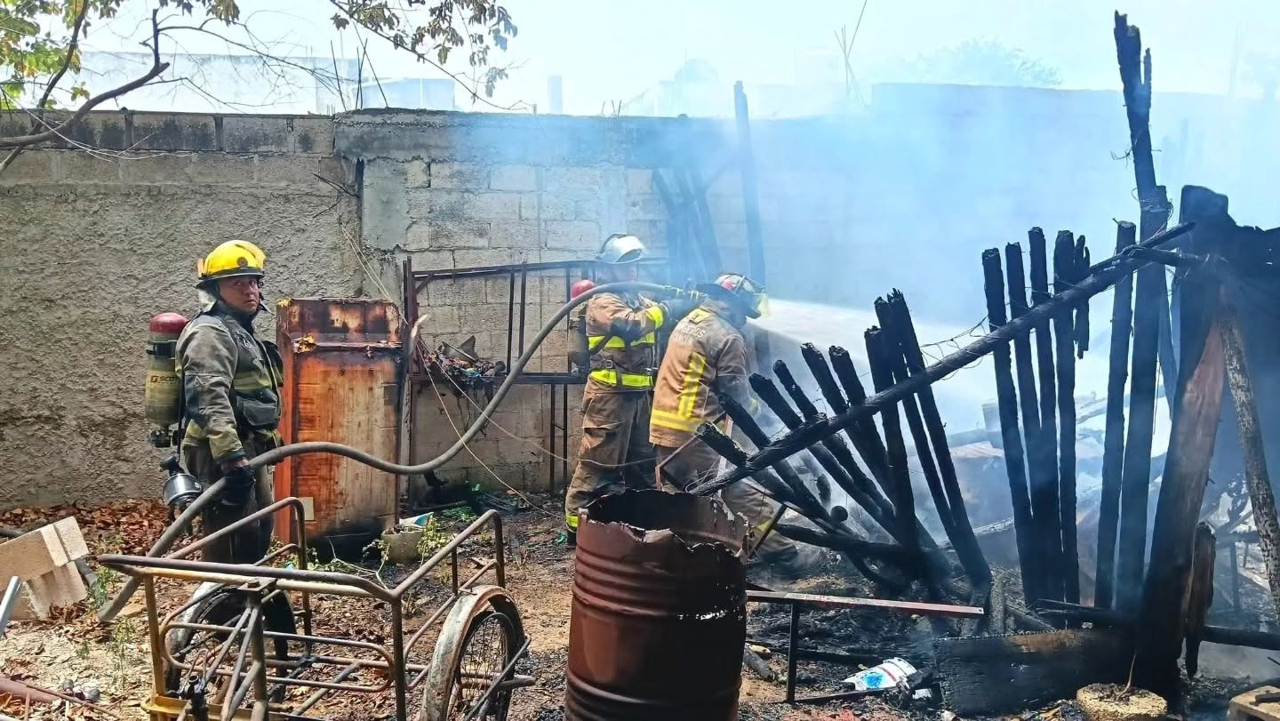 Bomberos apagan incendio en palapa abandonada en Cancún