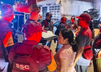 Vecinos amarran a presunto ladrón en Villas del Sol