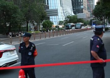 Avión pequeño choca contra rascacielos en Beijing