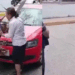 VIDEO🚨 Abuelita con machete enfrenta a tránsitos en Chiapas