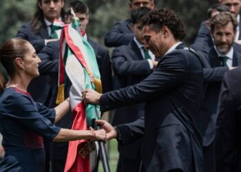 David Faitelson destaca en abanderamiento del Tri