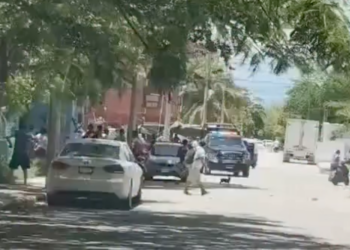 #VIDEO. ¡Salió la flota! Llueven piedras a estatales en Corales tras torcer a presunto narcomenudista