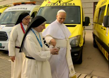 Papa en España denuncia violencia y bendice ambulancias