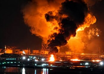 Pemex controla fuga de combustóleo en Salina Cruz, Oaxaca