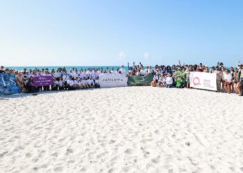 Más de 200 personas retiran sargazo en Isla Mujeres