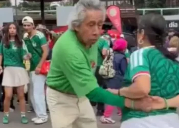 VIDEO;🎸 Abuelitos conquistan redes bailando rock en el Mundial