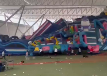 VIDEO;🌪️🚑 Inflable se eleva con niños a bordo y causa pánico