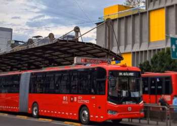 VIDEO;🚍😡 Lady Metrobús explota contra hombre en silla de ruedas