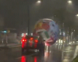 VIDEO;⚽🌧️ Balón mundialista escapa durante tormenta y se vuelve viral