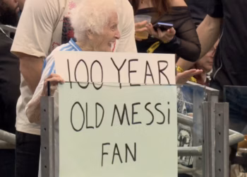 VIDEO😱👵 Tiene 100 años y es la fan más viral de Messi