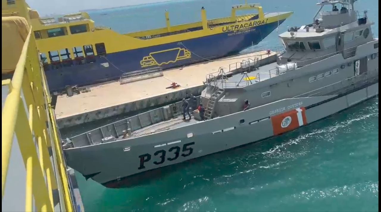 Choque naval en muelle de Isla Mujeres causa daños materiales