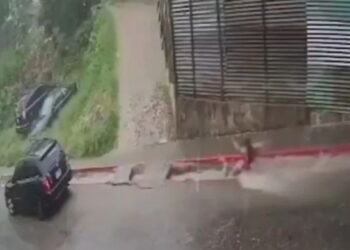 VIDEO: Adolescente muere al ser arrastrado por corriente🌊