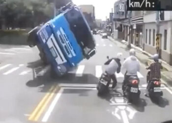 VIDEO:😱 Motociclista esquiva la muerte por centímetros en China