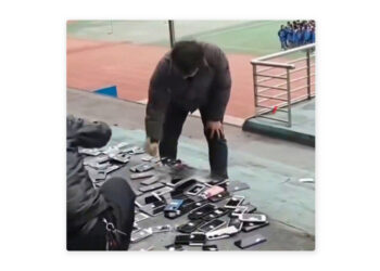 VIDEO🔨 Profesores destruyen teléfonos en China frente a alumnos