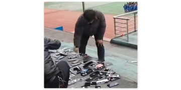VIDEO🔨 Profesores destruyen teléfonos en China frente a alumnos