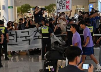 VIDEO😱 Reciben a Corea del Sur con abucheos en el aeropuerto