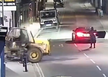 VIDEO🚨 Roban cajero automático con excavadora y escapan