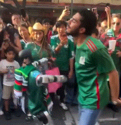 VIDEO🤖 Robot mexicano humilla a joven en reto viral