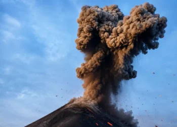 VIDEO🌋 Turistas huyen por erupción del Volcán de Fuego