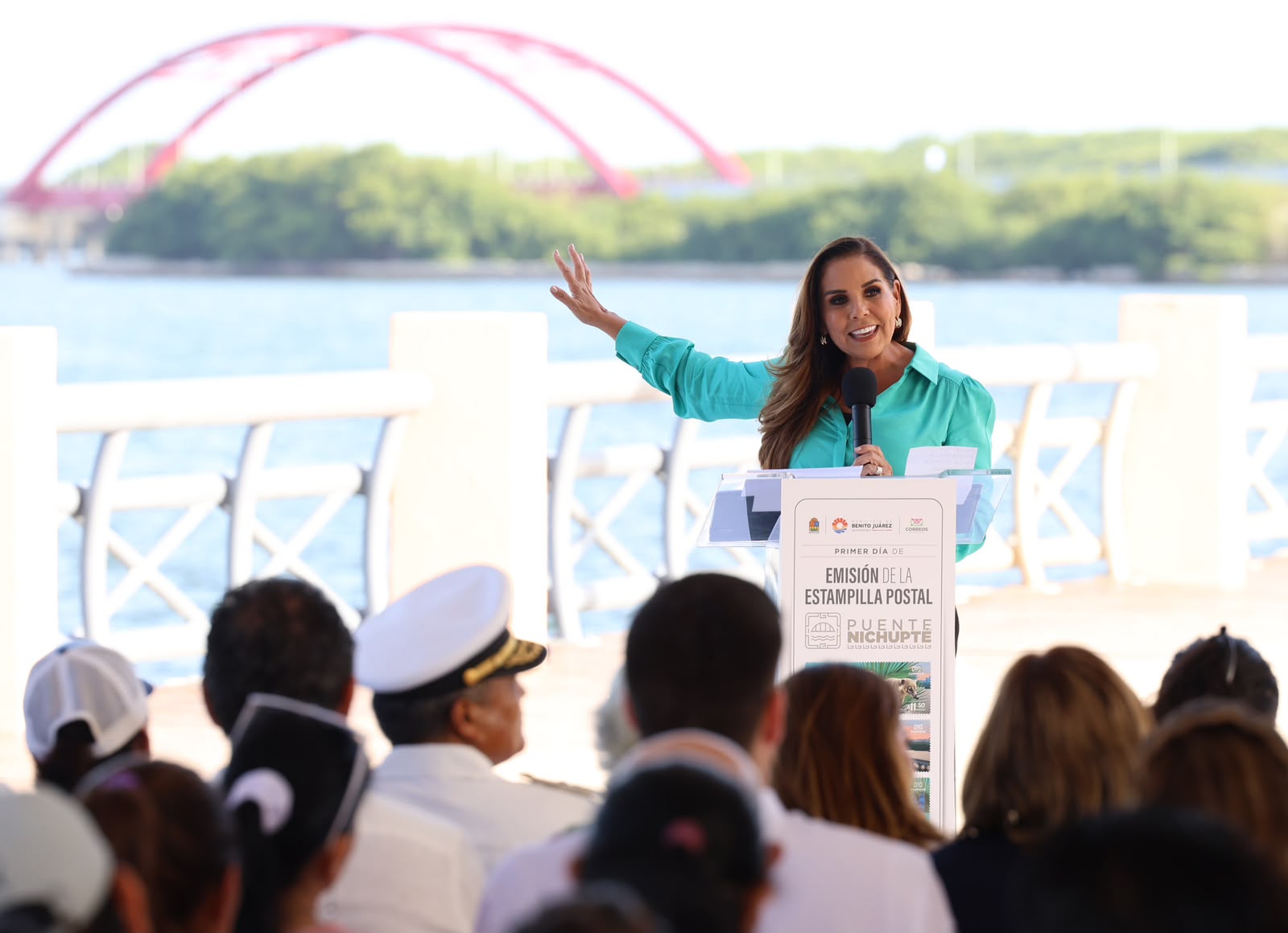 Presentan estampilla conmemorativa del Puente Nichupté