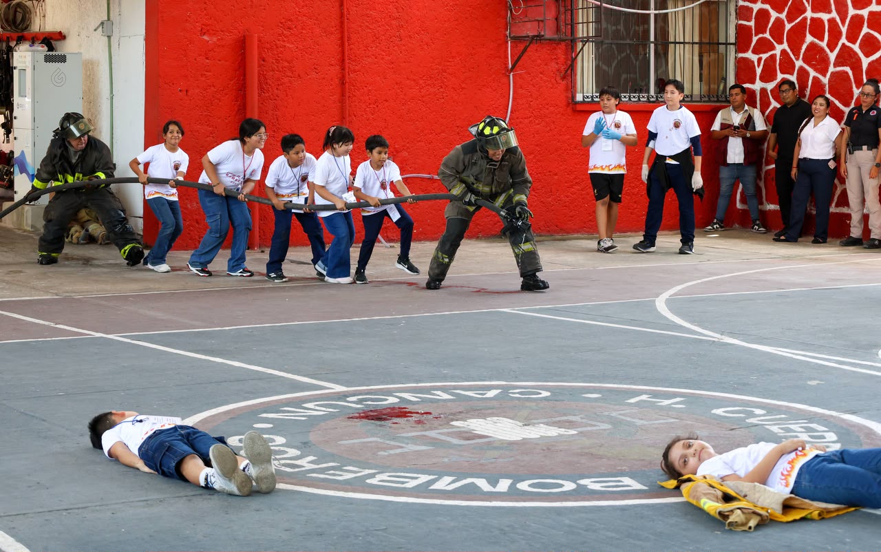 Bomberos de Cancún imparten curso de verano a niños