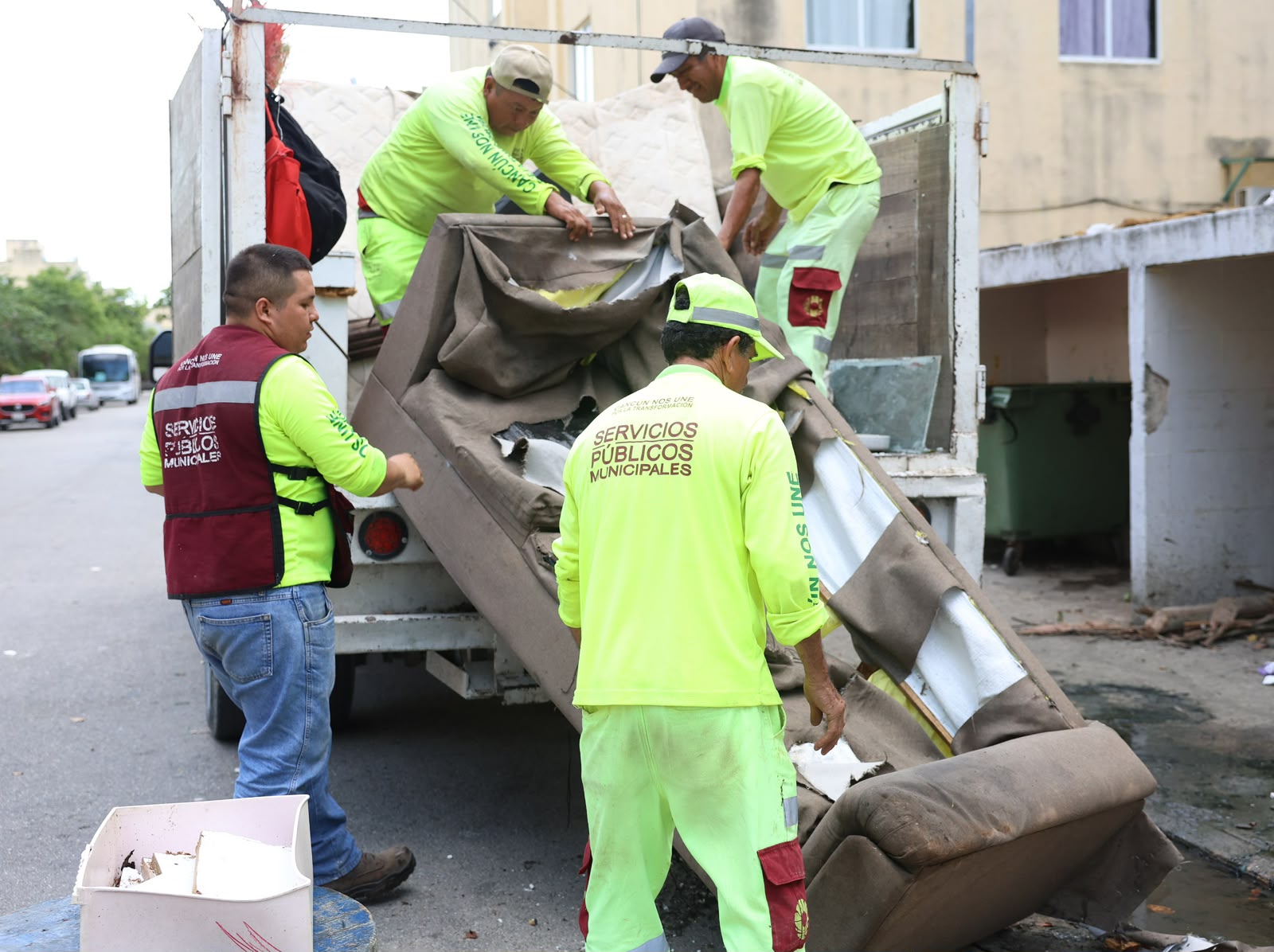 Ayuntamiento mejora espacios públicos en SM 251