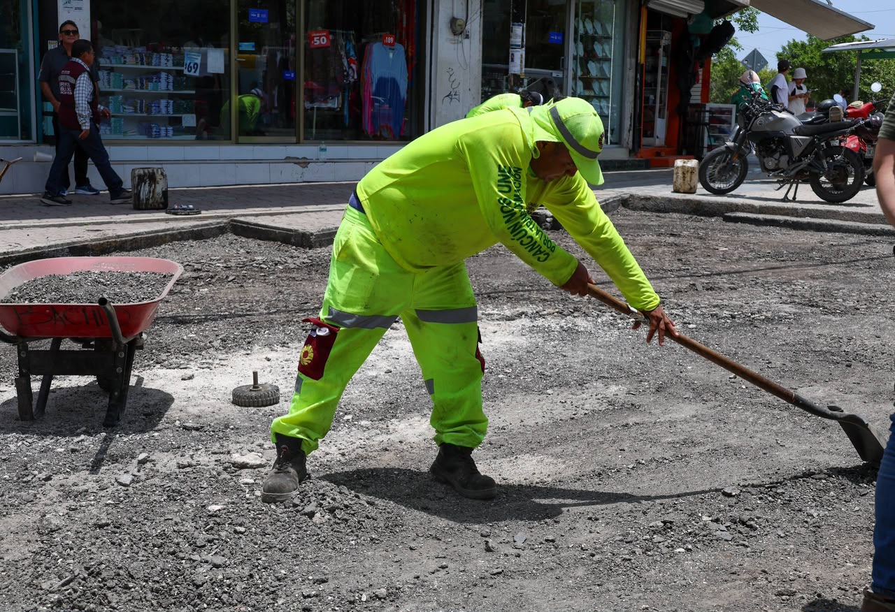 Ayuntamiento de BJ inicia mejoramiento vial en Calle Pino