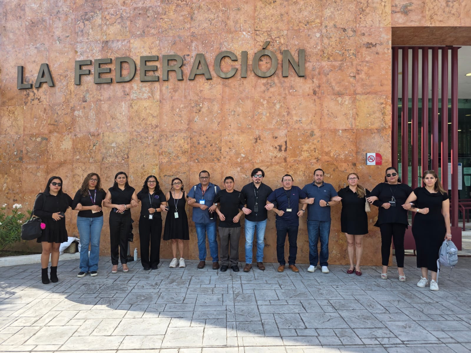 Protestan en Cancún por despido de trabajadoras sociales