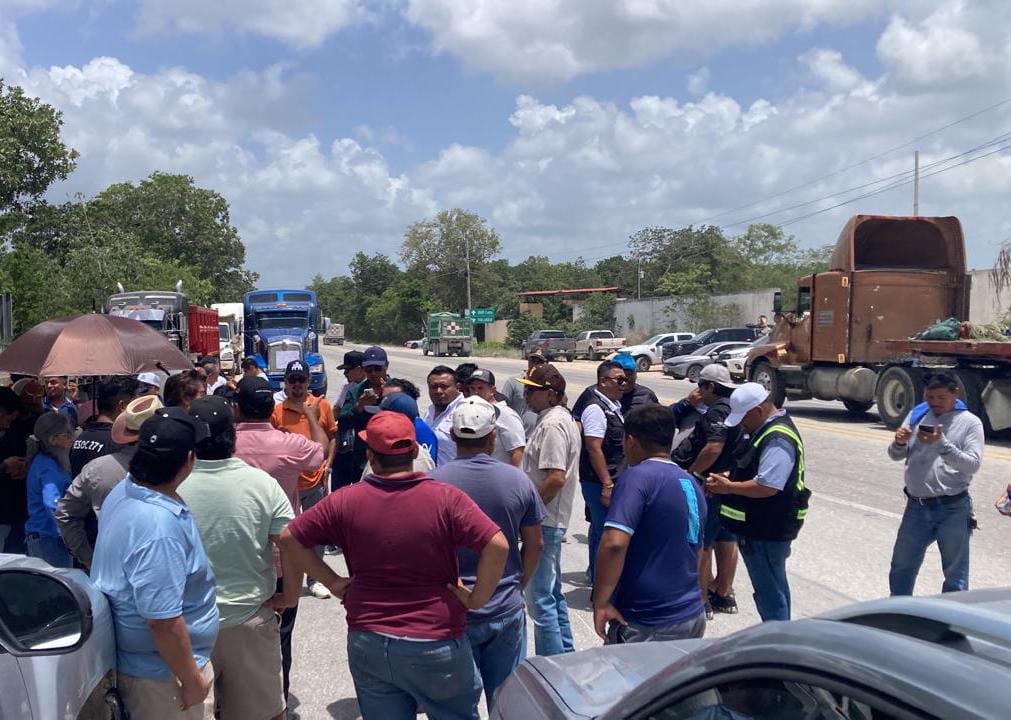 Camioneros de Cancún anuncian caravana contra Sedena
