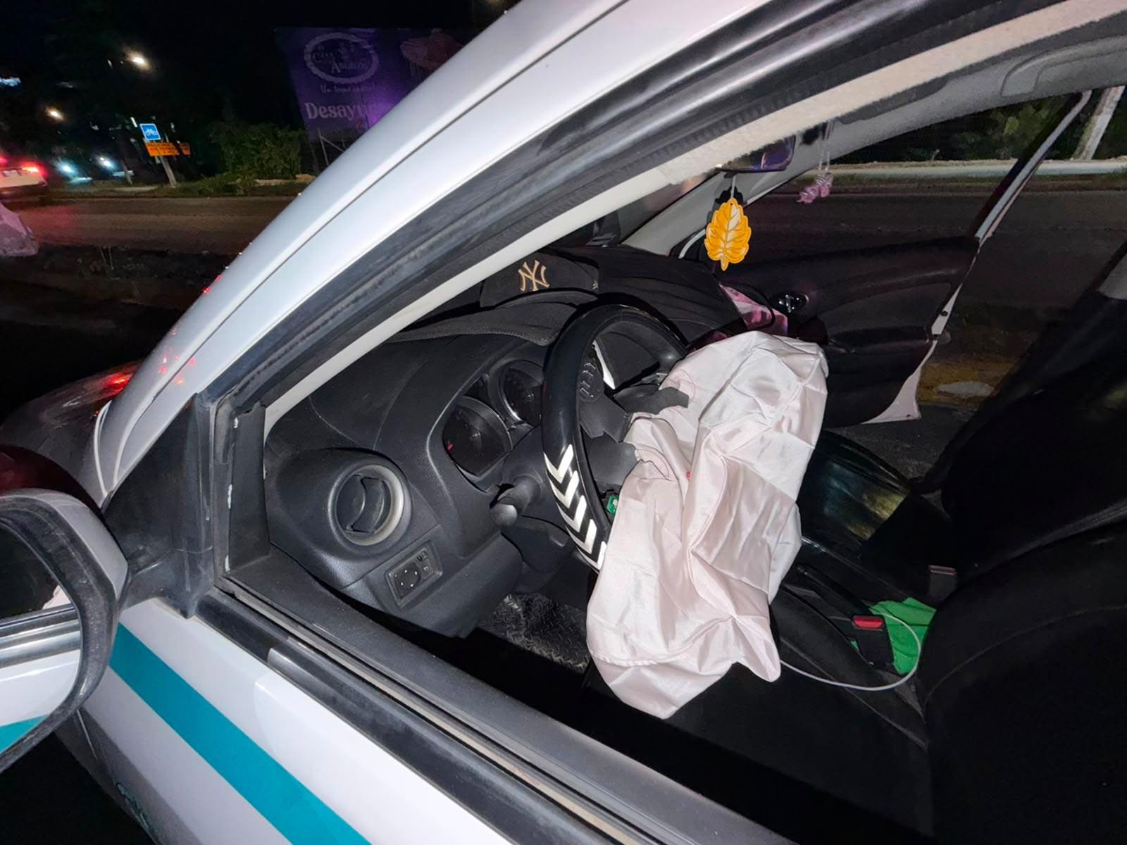 Taxi con mujer embarazada se estrella en camellón en Playa