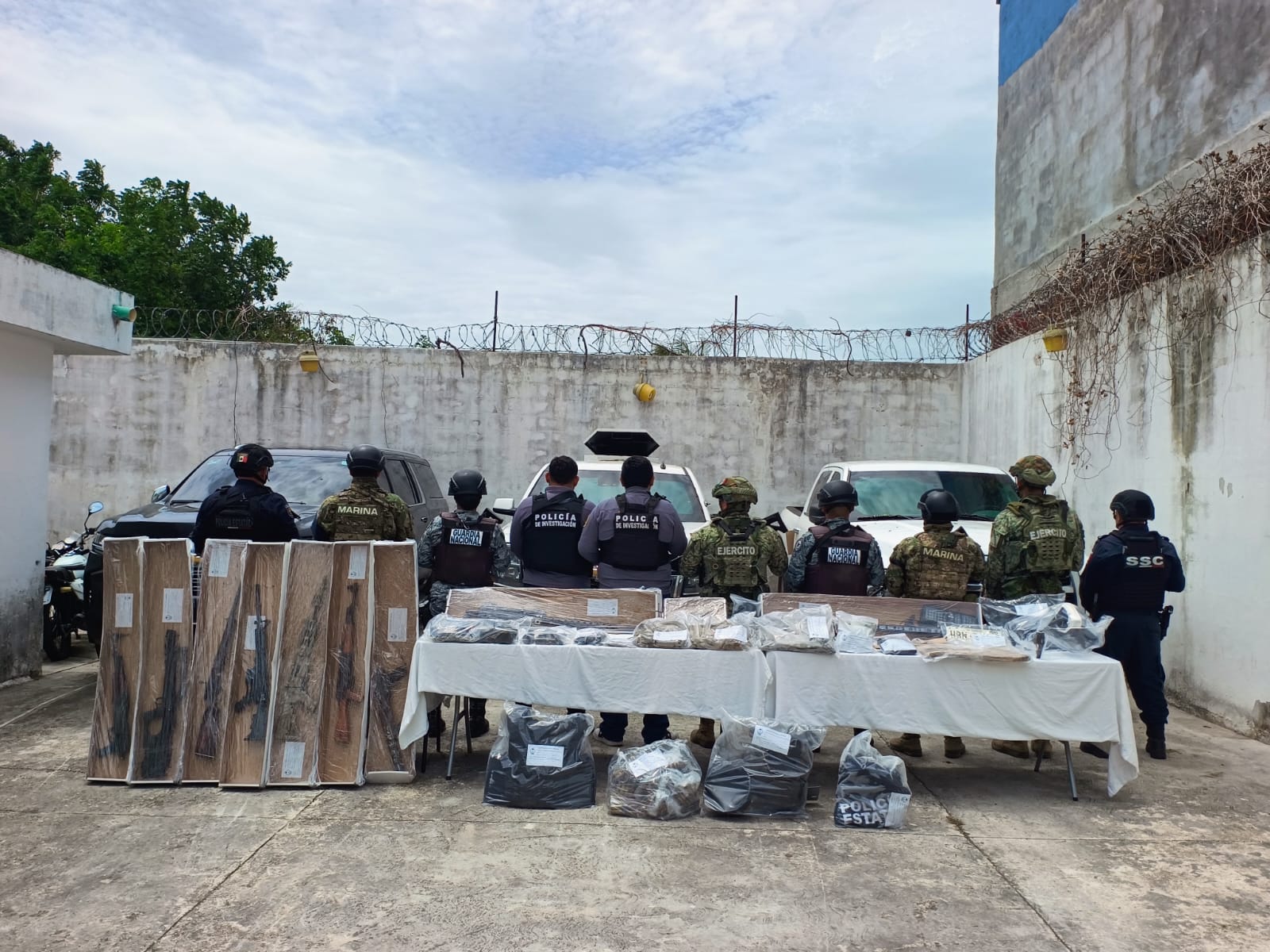Aseguran camionetas con armas y drogas en Bacalar