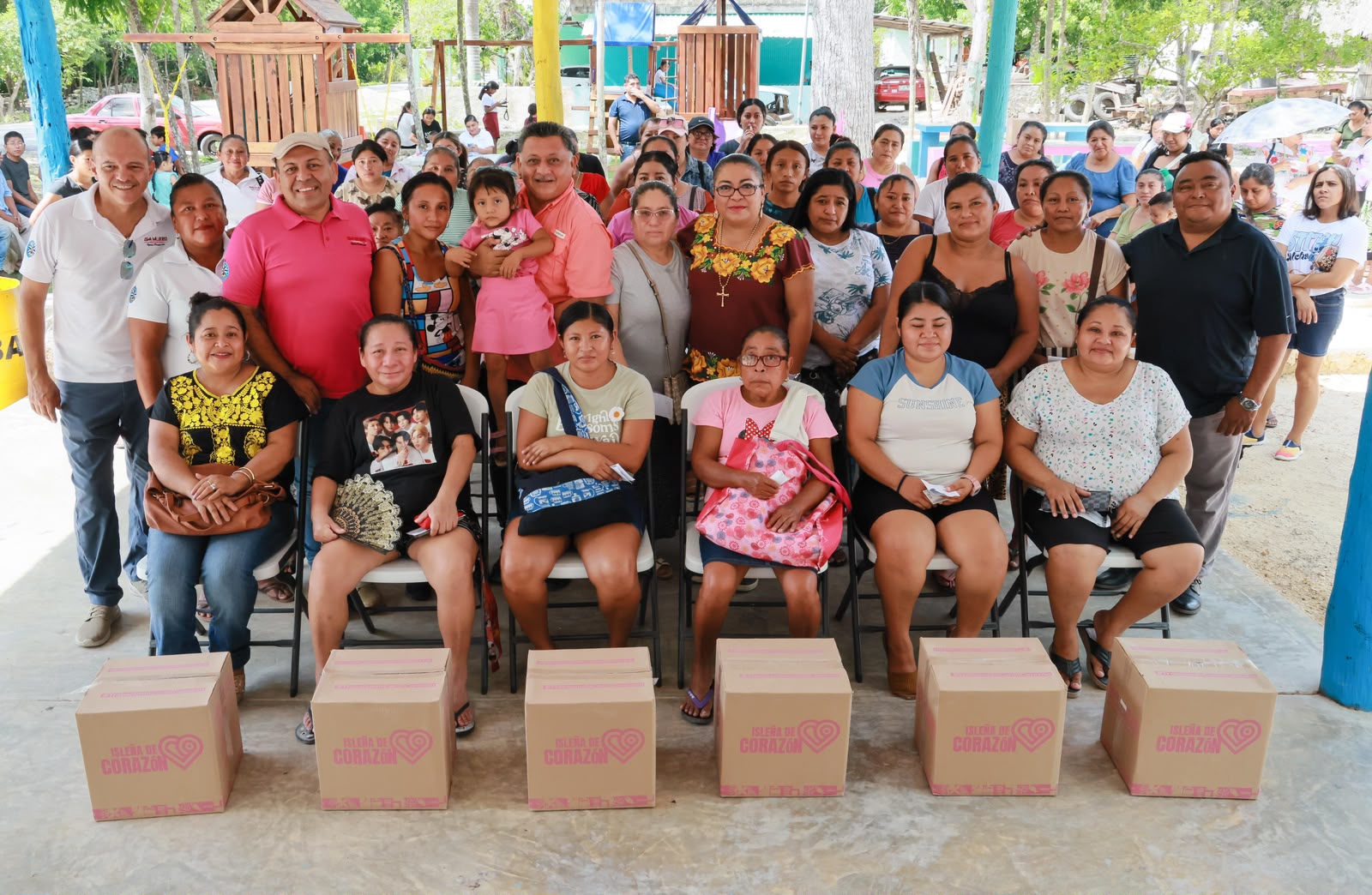 Isla Mujeres entrega despensas a mujeres en Francisco May