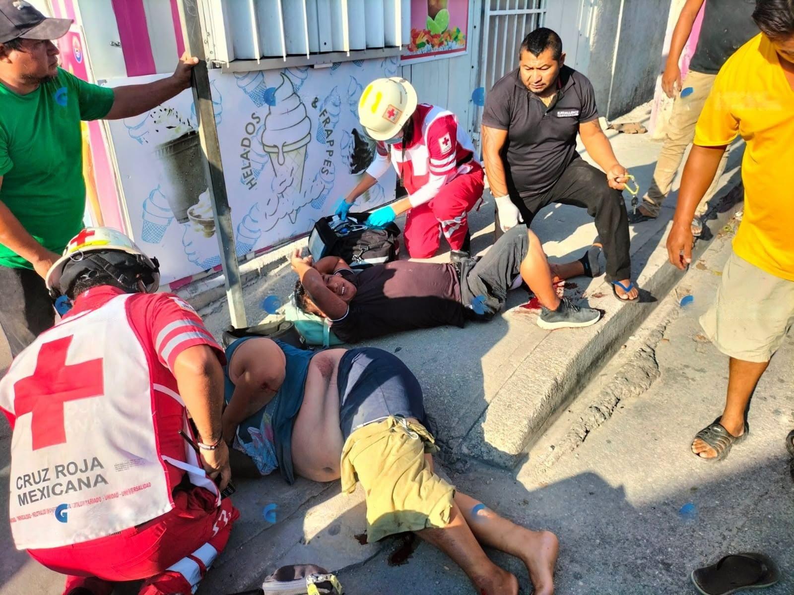 Accidente en Prolongación Tulum deja dos heridos en motocicleta
