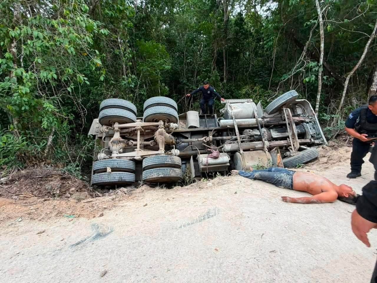 Volquete cae en socavón en El Tucán, Playa del Carmen