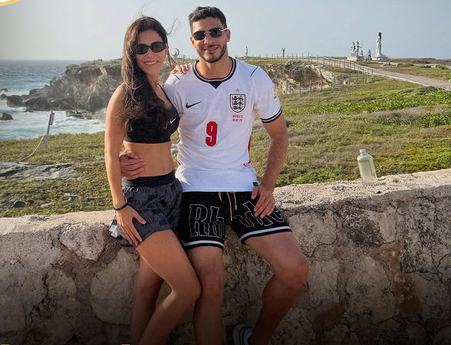 Raúl Jiménez vacaciona en Isla Mujeres con camiseta de Inglaterra