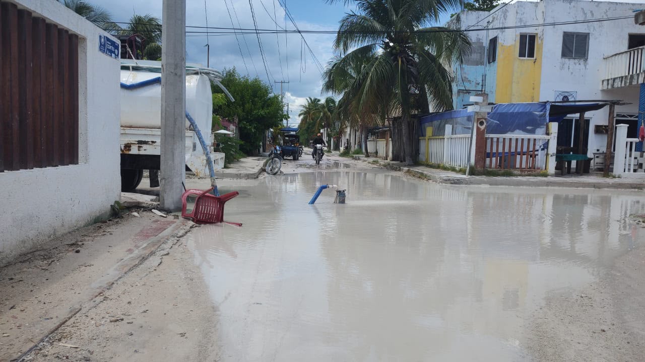 Ayuntamiento de Holbox intensifica desagüe tras lluvias