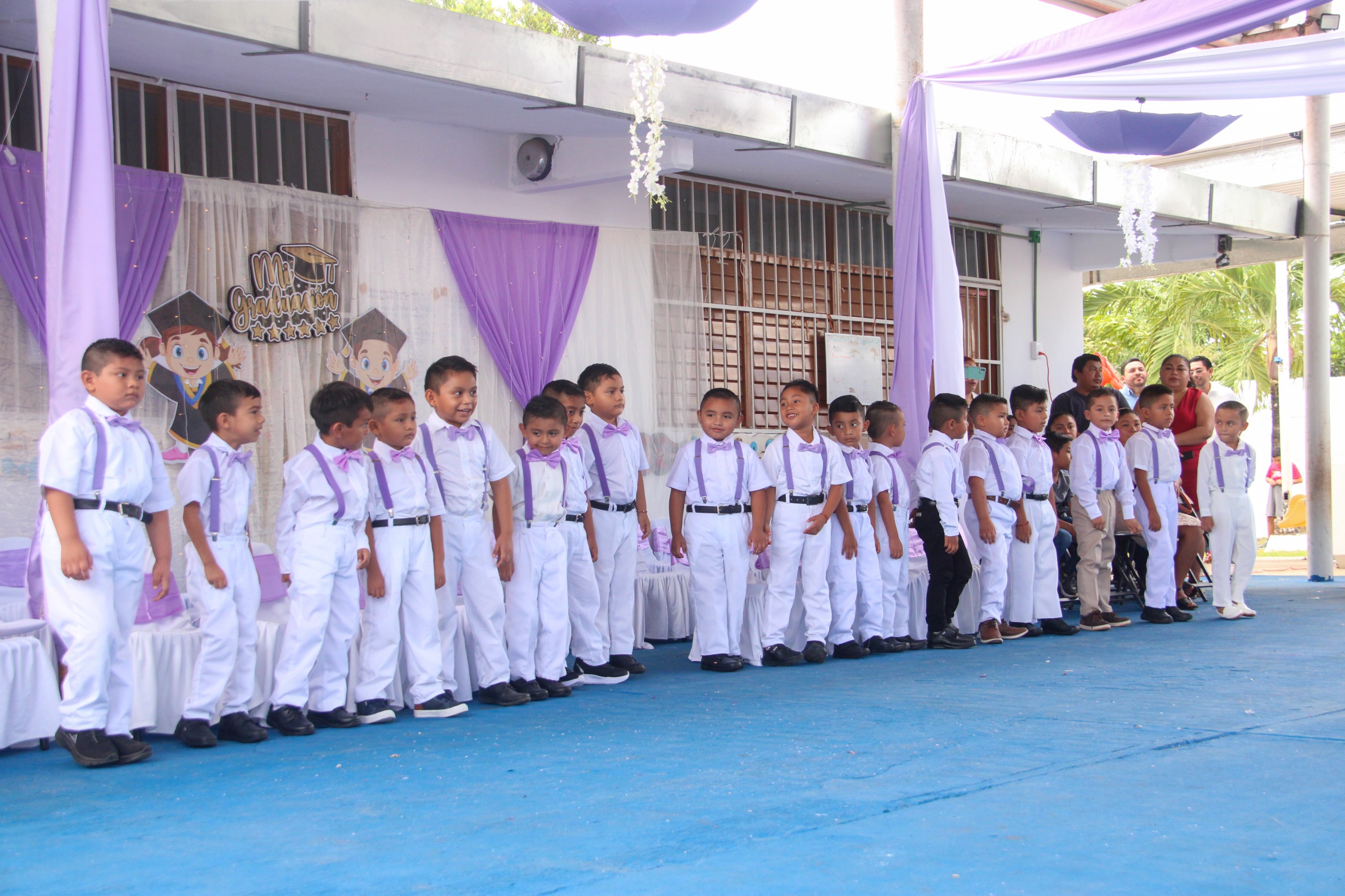 Nivardo Mena apadrina graduados de preescolar en Kantunilkín