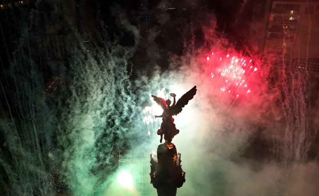 Ángel de la Independencia recibe a miles tras triunfo de México