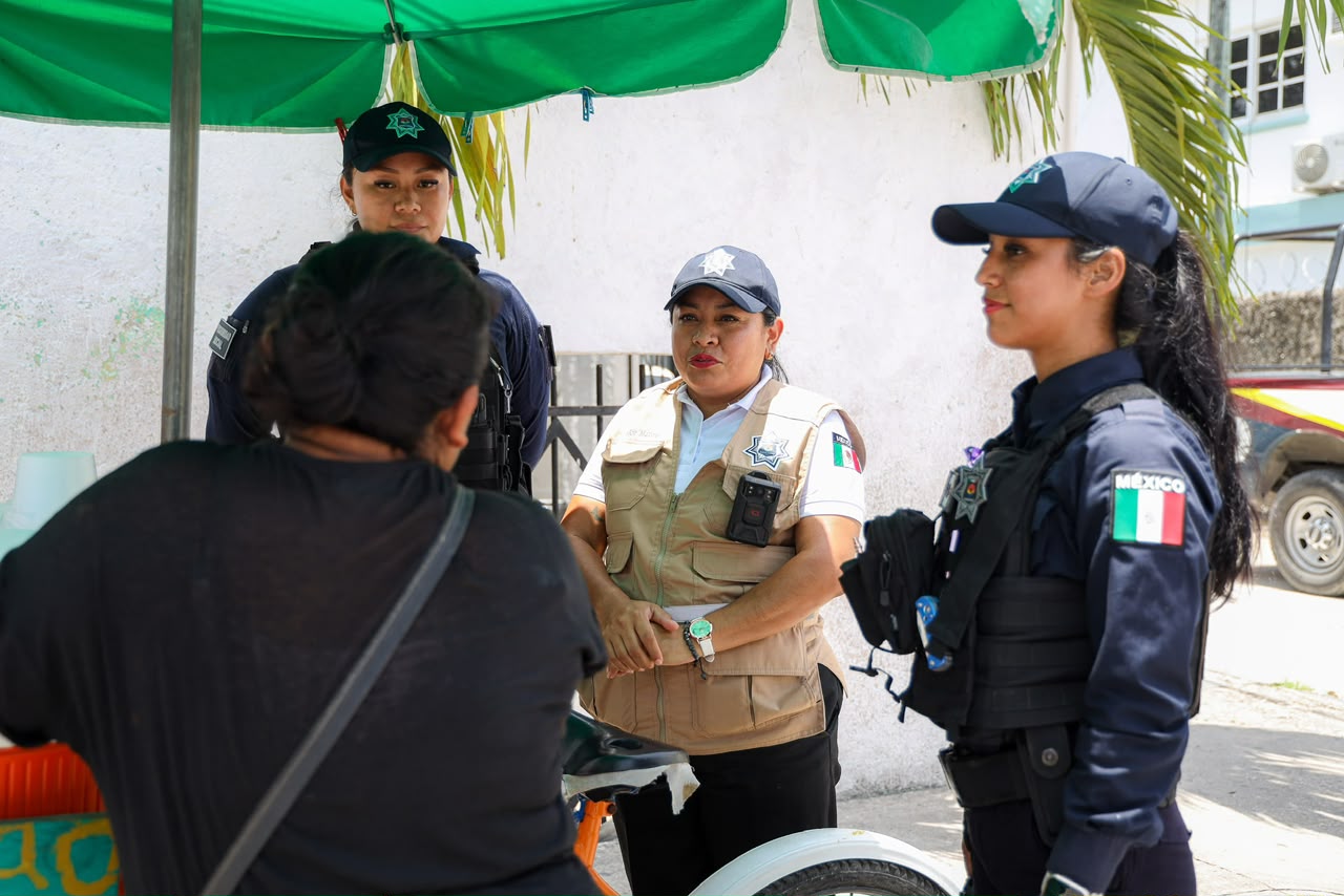 Policía Cancún fortalece vínculo con ciudadanía puerta a puerta