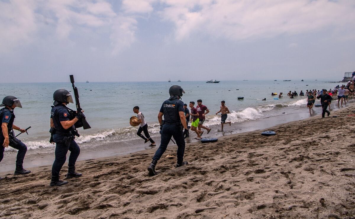 Marruecos dispersa migrantes con gases y cañones en Ceuta