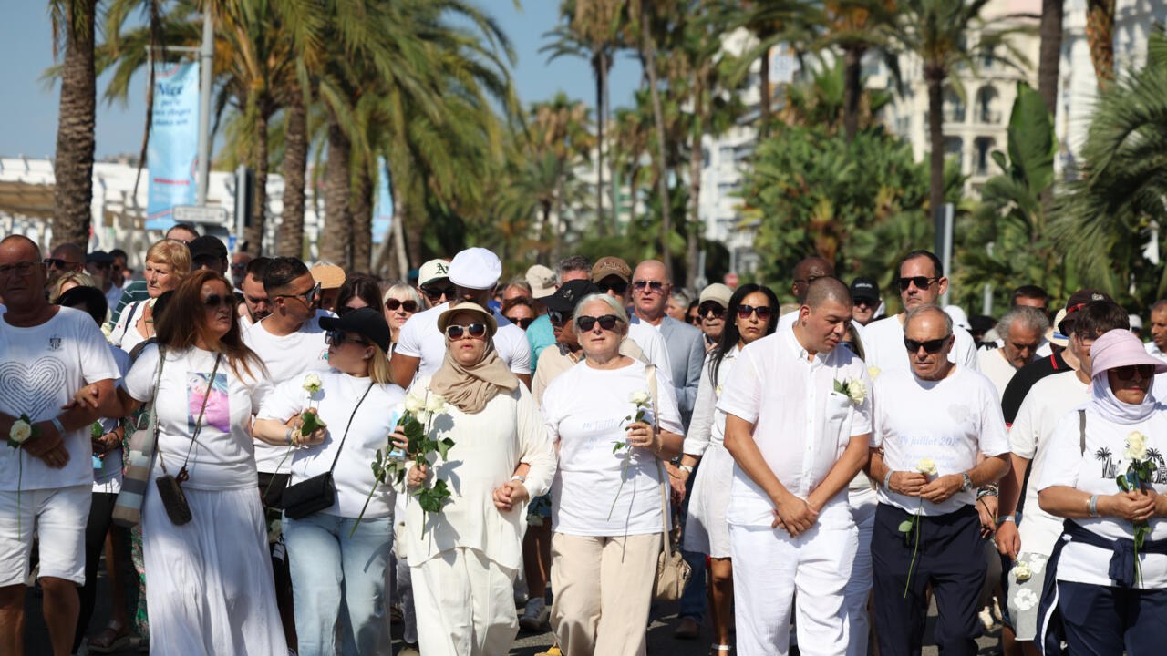Marcha silenciosa conmemora atentado de Niza a 10 años