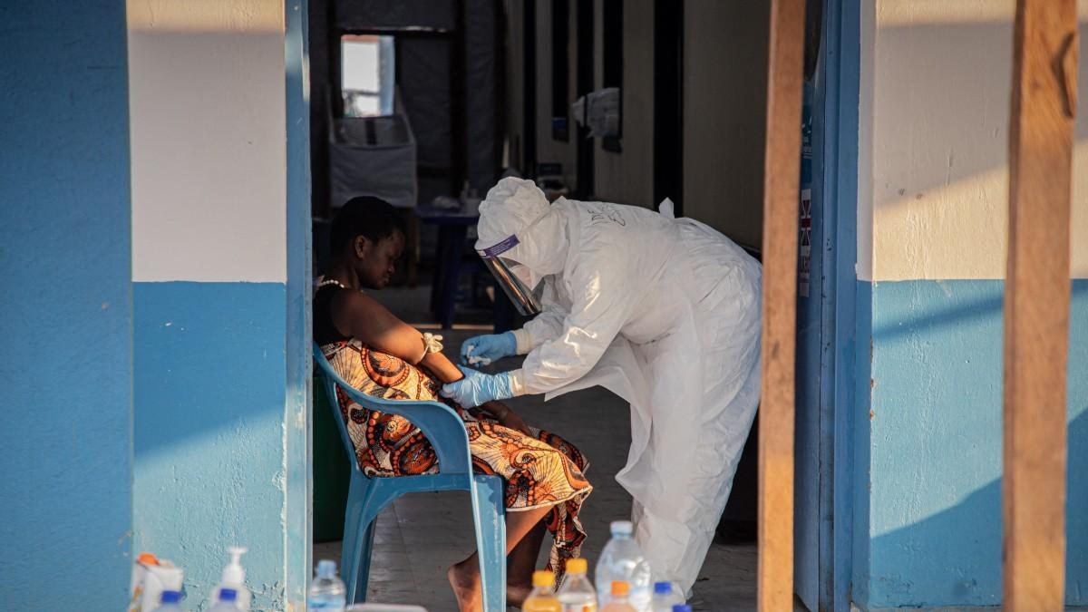 OMS reporta 506 muertes por brote de ébola en Congo