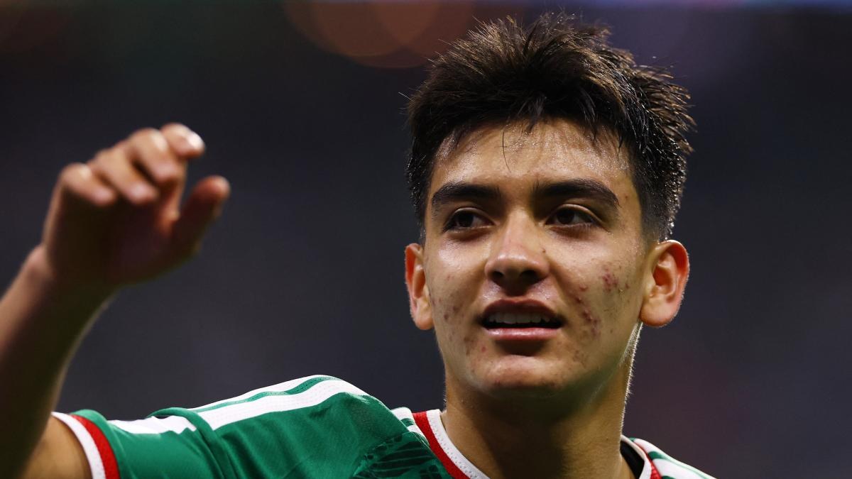 Gilberto Mora destaca en Mundial y recibe elogios globales