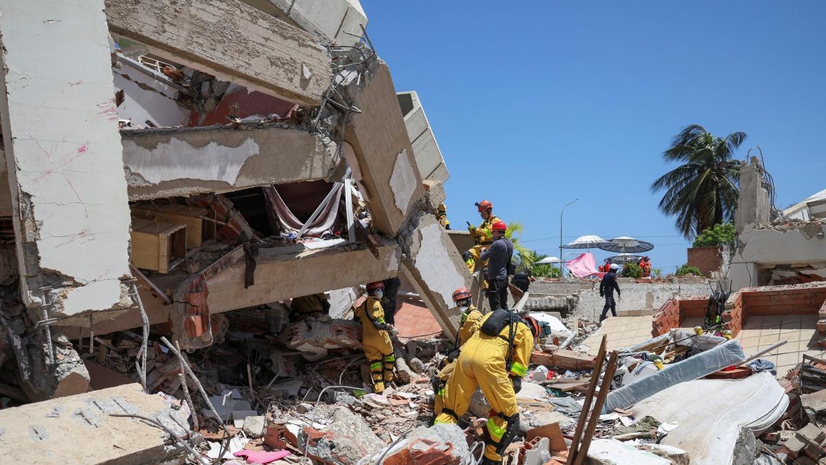 Rescatan a hombre tras ocho días bajo escombros en Venezuela