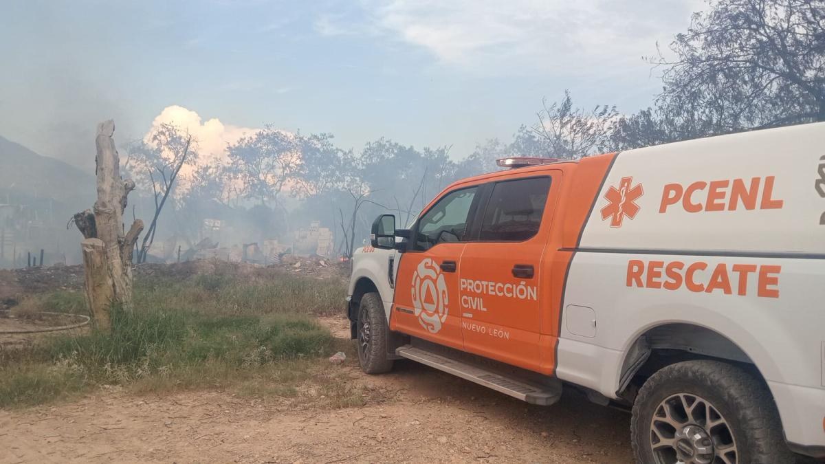 Incendio afecta tejabanes y evacúa a 100 en NL