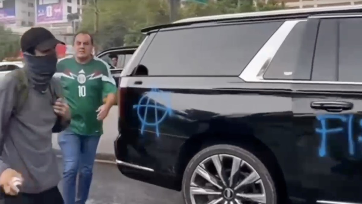 Manifestantes vandalizan camioneta de Cuauhtémoc Blanco